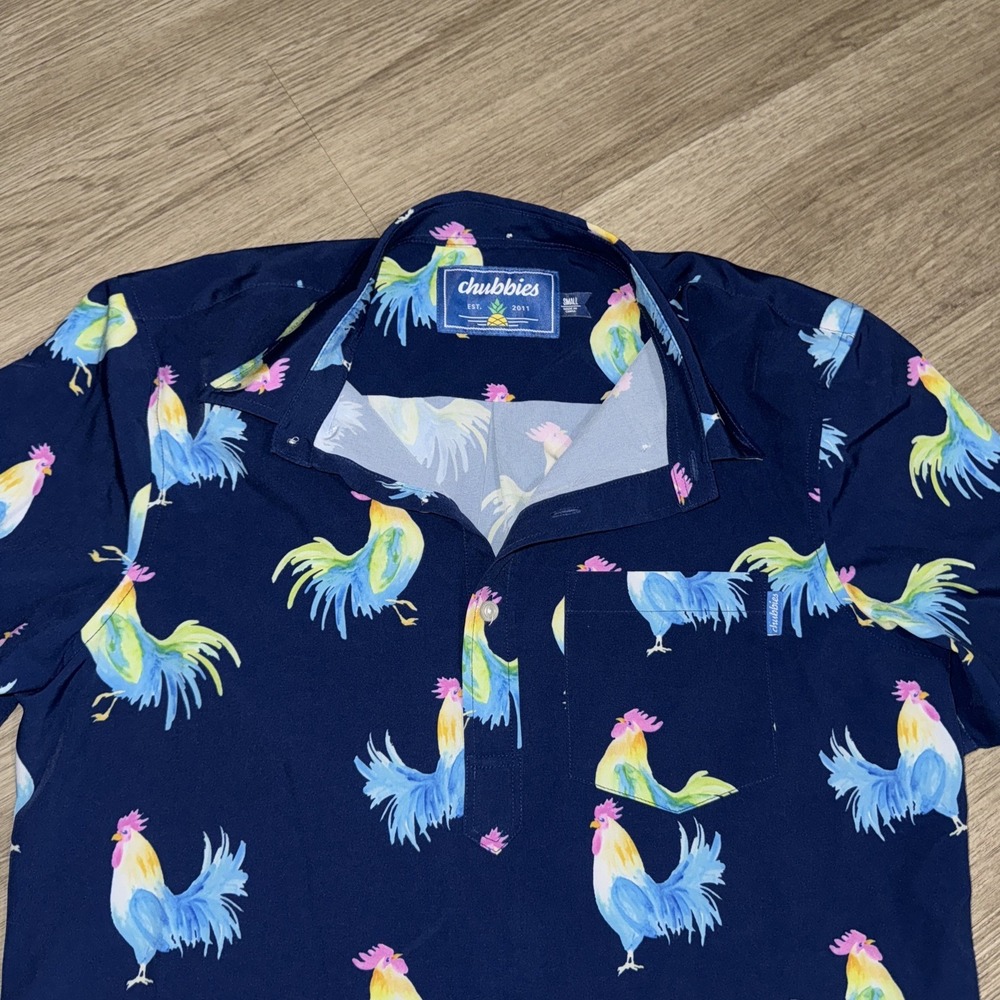 Chubbies Shirt Men's Small Blue Roosters Stretch Performance Golf Button Front